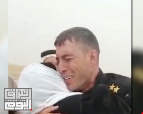 جندي بالقوات الخاصة العراقية يلتقي والديه بين نازحي الموصل  فينهار بالبكاء