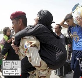 مواطن من نينوى يقبّل حذاء جندي عراقي (فيديو مؤثر)
