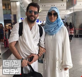 الممثل التركي مراد يلدرم وزوجته المغربية الحسناء إيمان البناء يحجان هذا العام