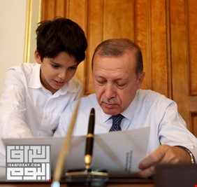 أردوغان ينشر صوره مع حفيده “رفيق العمل”