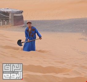 فيديو صادم  سعودي يدفن رضيع في الرمال وهو حي
