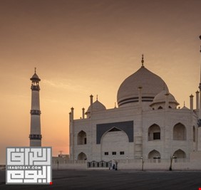 مسجد فاطمة الزهراء في الكويت  تحفة فنية تشبه تاج محل هندسياً وتختلف معه وجدانياً