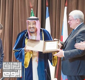 بالفيديو الروس يمنحون الملك السعودي شهادة الدكتوراة الفخرية، فيجيبهم وهو غير مصدق: (يعني الحين أنا الدكتور سلمان )!
