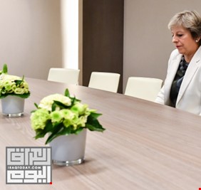 صورة لرئيسة وزراء بريطانيا في بروكسل تثير مواقع التواصل الاجتماعي