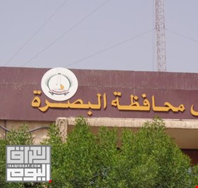 مسؤول رفيع يعلق صحفياً عراقياً  على بوابة مبنى مجلس البصرة !