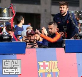 لاعبو برشلونة يجوبون شوارع المدينة احتفالا بالثنائية