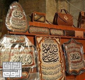 حقيقة وليست خيالاً .. بالفيديو : وزير ونائب عراقي بارز يعمل سراجاً في سوق السراجين !
