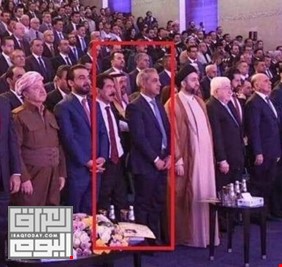بالصورة، قيم الركاع من ديرة عفج !المطلوب للقضاء يقف الى جانب رئيس القضاء في العراق في حفل تنصيب نيجرفان !
