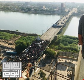 القوات الأمنية والمتظاهرون يتقاسمون جسر الجمهورية