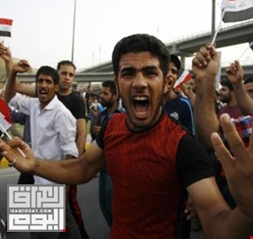 بالفيديو .. متظاهر عراقي يسكت الإعلامي الدكتور نبيل جاسم، ويفرض خطابه على الحضور