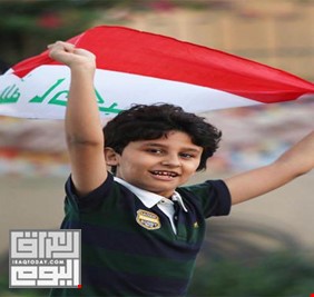 طفل عراقي يرفع علم بلاده في بطولة الخليج العربي