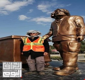 لأول مرة يحدث في الشرق الأوسط بلدية النجف تضع تمثالاً كبيراً وسط المدينة لأحد عمال التنظيف (زبال)