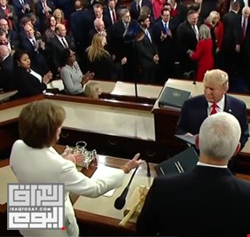 بالفيديو .. رئيسة مجلس النواب نانسي بيلوسي تمزق أوراق خطاب ترامب، والرئيس يرفض مصافحتها
