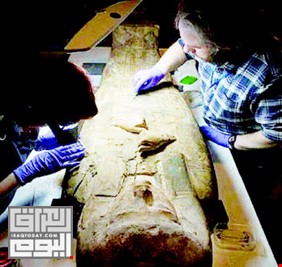اكتشاف مفاجئ ومدهش داخل نعش مومياء مصرية عمرها 3 آلاف عام!