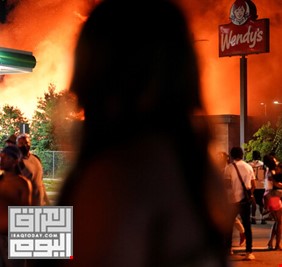 محتجون يحرقون مطعما بمدنية أتلانتا الأمريكية قتل عنده شاب أسود بنيران الشرطة