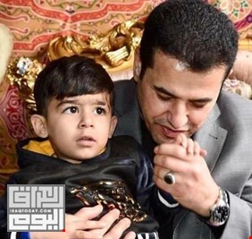 حين يكون المسؤول عراقياً حقيقياً، قاسم الأعرجي في صورة مؤثرة يقبل يد أحد أبناء الشهداء حين كان وزيراً للداخلية !