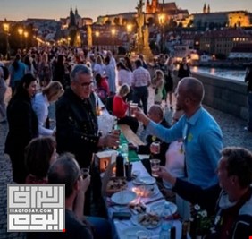 بلد أوروبي يحتفل بانتهاء كورونا بأضخم عشاء لآلاف المواطنين