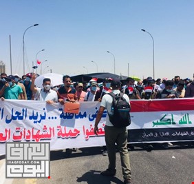 بالصور : حملة الشهادات العليا يغلقون شوارع بغداد للمطالبة 