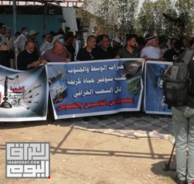 حشود كبيرة من المحتجزين والناجين من المقابر الجماعية يعتصمون على الطريق الدولي في الناصرية
