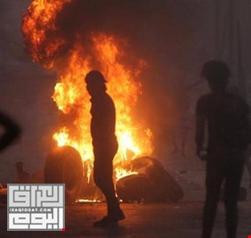 فيديو وصور تظهر حريقاً يلتهم عدداً من الخيم في ساحة التحرير.. والمتظاهرون يتهمون (مندسين) بإرتكابه