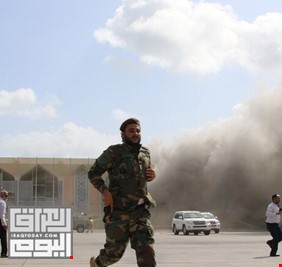 رويترز عن شهود: دوي انفجار قرب القصر الذي نقل إليه مجلس الوزراء اليمني بعد هجوم على مطار عدن