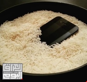 هل ينقذ الرز هاتفك من التلف بالماء فعلاً؟