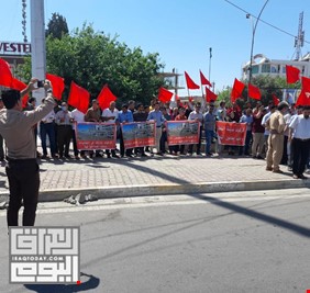 أنصار الحزب الشيوعي العراقي يتظاهرون أمام مبنى محافظة كركوك