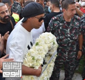 الساحر رونالدينيو يضع إكليلا من الزهور على النصب التذكاري لفوج إطفاء مرفأ بيروت