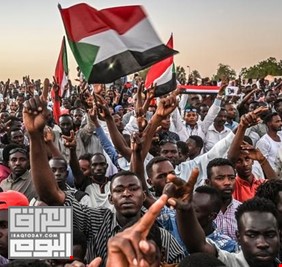 المتظاهرون السودانيون يرفضون الإتفاق بين البرهان وحمدوك ويطالبون بازاحة العسكر واقامة الدولة المدنية