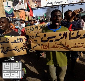 رغم استخدام الأمن السوداني قنابل الغاز.. المتظاهرون يصلون إلى قلب الخرطوم