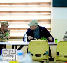 ميدانياً.. القائد العام للقوات المسلحة يتناول وجبة الغداء مع جنودنا البواسل في خط الصد بالحدود السورية