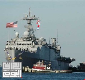 سفينة أمريكية عملاقة تفرغ شحنة معدات عسكرية في ميناء يوناني