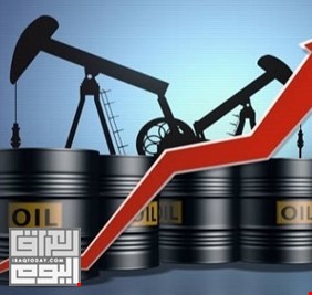 النفط يحوم قرب أعلى مستوى في شهرين
