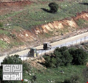 عناصر من الجيش الإسرائيلي واللبناني يشهرون أسلحتهم على بعضهم البعض عند الحدود
