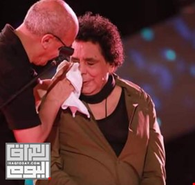 محمد منير يدخل في نوبة بكاء خلال حفل في الإسكندرية