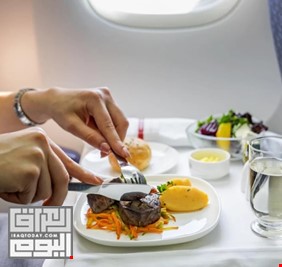 خبيرة تغذية تكشف أفضل الأطعمة أثناء الرحلات الجوية