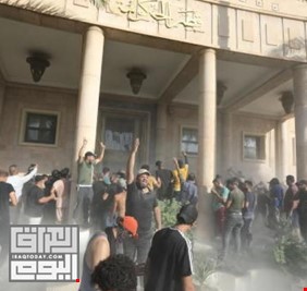 تغطية كاملة لما جرى في الأربع وعشرين ساعة الماضية: ثلاثون شهيداً (عراقياً) وحظر تجول، والقوات الأمنية تخرج أنصار الصدر من القصر