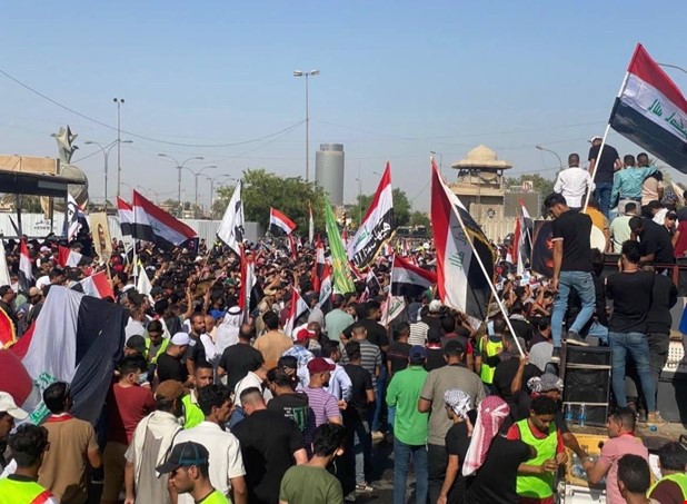 استمرار التظاهرات الشعبية على جسر الجمهورية وسط بغداد
