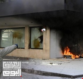 محتجون يحرقون الإطارات أمام مصرف لبنان رفضا لحجز ودائعهم