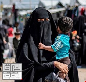 العراق يعيد 700 شخص من مخيم الهول السوري