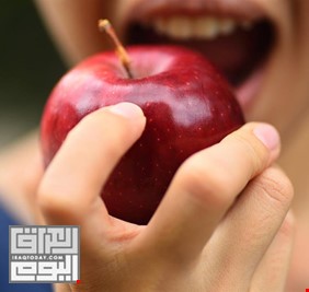 فوائد مذهلة.. عالم أغذية يكشف أهمية تناول التفاح كل يوم!