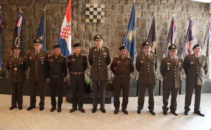 معاون رئيس أركان الجيش للادارة يلتقي قائد القوات البرية الكرواتية