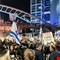 تظاهر آلاف الإسرائيليين في تل أبيب مطالبين نتنياهو بقبول اتفاق وقف إطلاق النار وإطلاق الرهائن