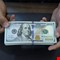 الدولار ينخفض تدريجيا في اسواق بغداد
