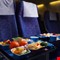 أطعمة ومشروبات ينصح مضيفو الطيران بتجنبها خلال الرحلات الجوية