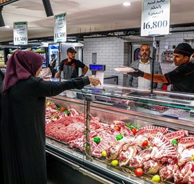 التجارة: (الهايبر ماركت) خصصت مساحة مناسبة لبيع اللحوم المحلية وبأسعار تنافسية