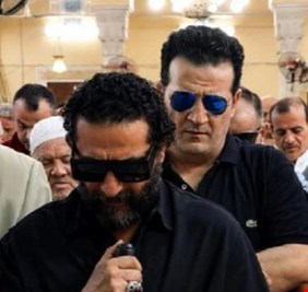 مذيع يثير أزمة في جنازة والدة أحمد حلمي