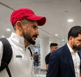 احتجاز واستجواب لنجم منتخبنا الوطني .. ماذا حدث مع أيمن حسين في أمريكا؟