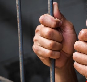 الحبس 4 سنوات لمدير عام في تربية الكرخ الأولى بعد إدانته بقضية رشوة