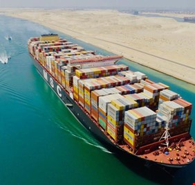 مصر تفرض رسوما جديدة على ناقلات النفط العابرة لقناة السويس
